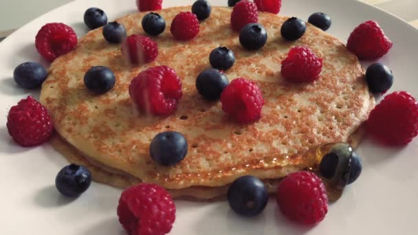 Guldlönnsirap Hälls Över Bunt Pannkakor Med Bär — Stockvideo