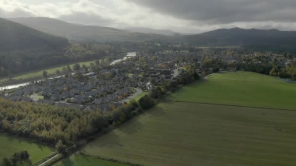 阿伯丁郡凯恩斯国家公园的苏格兰巴拉特镇的空中景观 飞向城镇 穿过田野 放大视野 — 图库视频影像