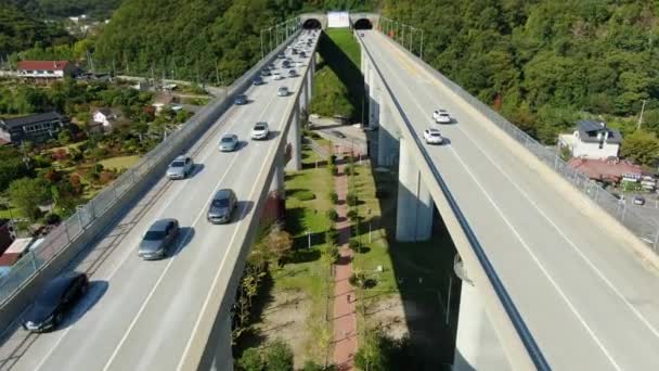 Eine Hohe Brücke Durch Einen Tunnel — Stockvideo