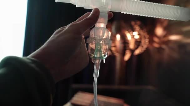 Een Hand Houden Nebulizer Assemblage Met Vloeibare Medicatie Vernevelaar Kamer — Stockvideo