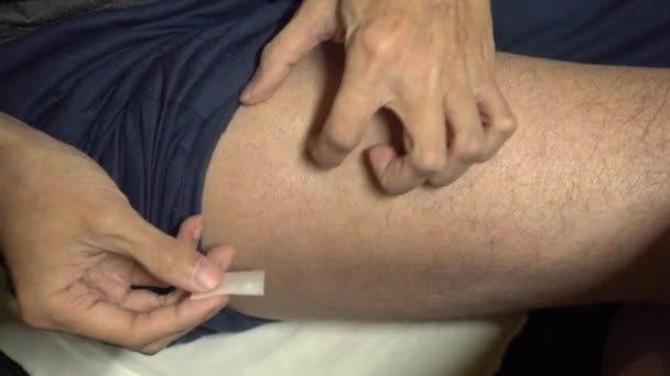 Nettoyage Par Lingette Alcool Site Injection Sous Cutanée Haut Cuisse — Video