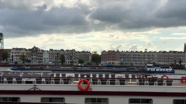 Vrachtschip Varen Door Haven Met Nederlandse Huizen Achtergrond Open Dek — Stockvideo