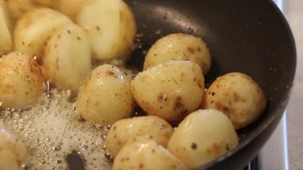 Küçük Patateslerin Kaynayan Tereyağı Sarımsak Doğranmış Otlarla Bir Tavada Sotelenmesi — Stok video