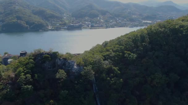 Hermoso Río Que Fluye Sobre Una Cascada Artificial — Vídeo de stock