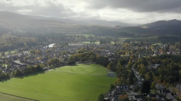 Widok Lotu Ptaka Szkockie Miasto Ballater Parku Narodowym Cairngorms Aberdeenshire — Wideo stockowe