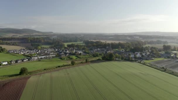 Vista Aérea Cidade Escocesa Fettercairn Dia Outono Ensolarado Aberdeenshire Voando — Vídeo de Stock