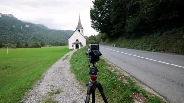 Bílý Kostel Slovinsku Nachází Blízkosti Mojstrana Zatažený Den Zelenými Poli — Stock video