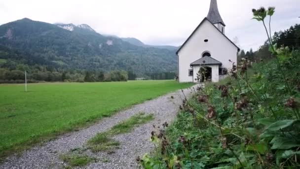 Igreja Branca Eslovênia Localizada Perto Mojstrana Dia Nublado Com Campos — Vídeo de Stock