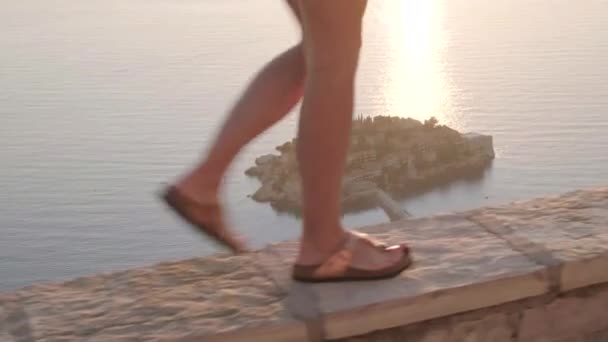 Piękna Kobieta Spacerująca Punkcie Widokowym Widokiem Wybrzeże Czarnogóry Szczycie Sveti — Wideo stockowe