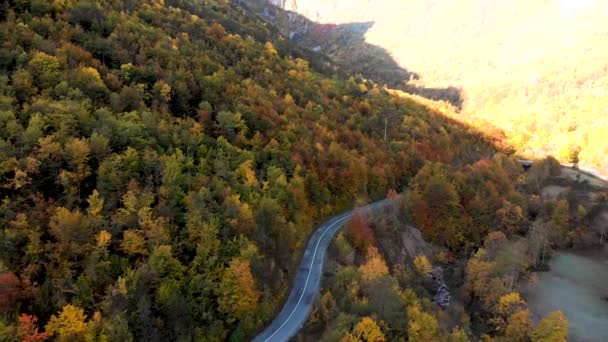 Rijden Door Verbazingwekkende Herfstkleuren Tijdens Het Herfstseizoen Durmitor National Park — Stockvideo