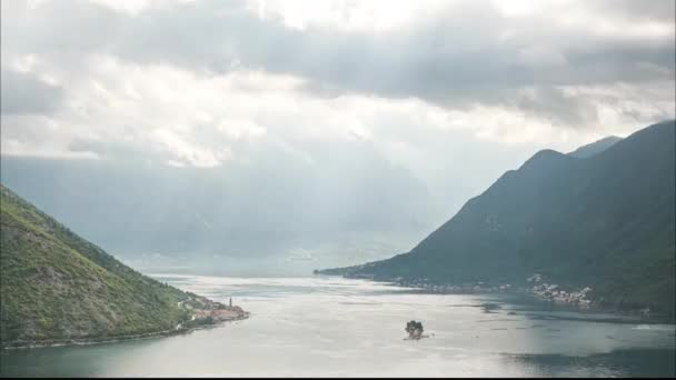 バルカン半島の日の出の間のモンテネグロの美しいコトル湾の時間経過 — ストック動画