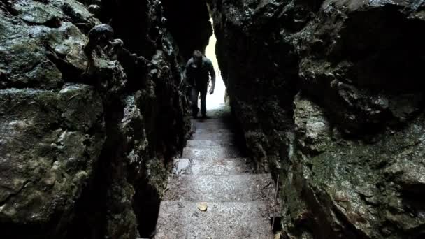 Hombre Caminando Por Desfiladero Pokljuka Eslovenia Durante Primavera Parque Nacional — Vídeos de Stock