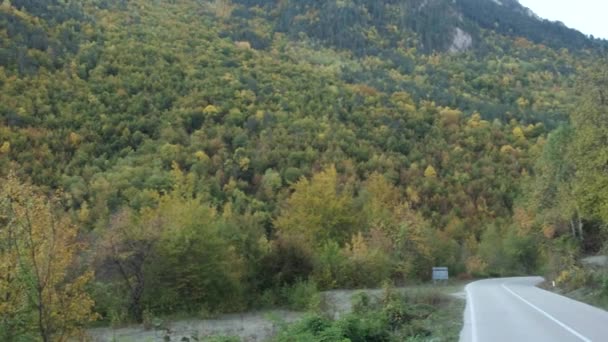Dodávka Projíždí Podzimními Barvami Celém Slovinském Národním Parku Durmitor Dodávka — Stock video