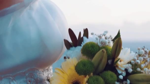 Новоспечена Наречена Тримає Букет Квітів День Весілля Віддаленому Місці Розташування — стокове відео