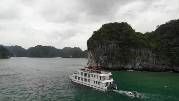 Long Bay Áthaladó Sétahajó Vietnam Kék Víz Hegyek Jelképezik Ezt — Stock videók