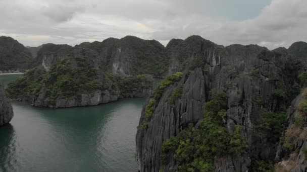 Long Bay Égből Drone Shot Long Bay Vietnam Kilátással Hegyekre — Stock videók