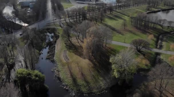 Drone Panning Shot Park River Riga Latvia Disparo 200 Pies — Vídeo de stock