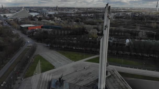 Monumento Guerra Riga Latvia Drone Grande Ângulo Disparado Monumento Letão — Vídeo de Stock