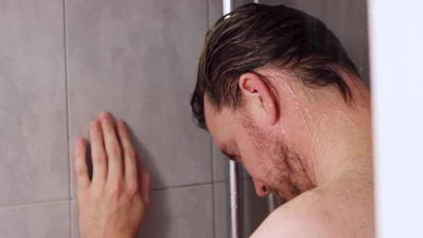 Nagi Mężczyzna Bierze Prysznic Domu Bliska Przez Ramię — Wideo stockowe