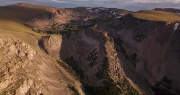 Dramatik Gökyüzü Altındaki Dik Tepelerin Sinematik Havası Gölgeler Bulutları Montana — Stok video