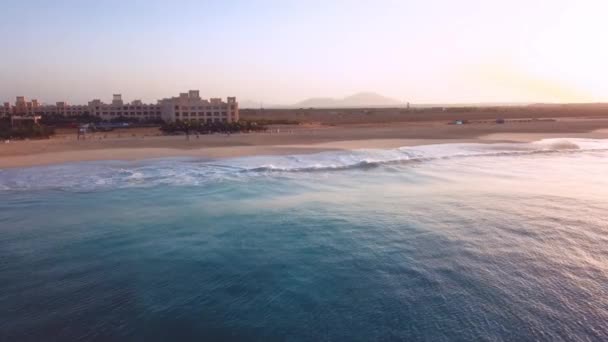 波のドローン映像がビーチに墜落ベルデ岬 — ストック動画