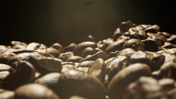 Close Camera Bewegung Durch Fallende Frische Kaffeebohnen Einen Haufen Bohnen — Stockvideo