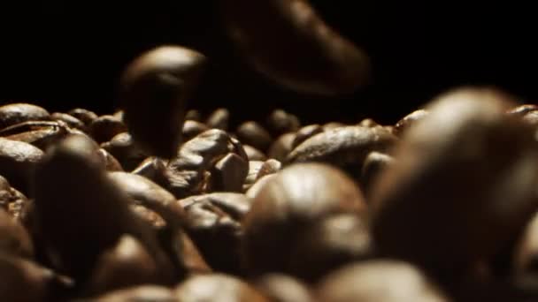 Close Camera Bewegung Durch Fallende Frische Kaffeebohnen Einen Haufen Bohnen — Stockvideo