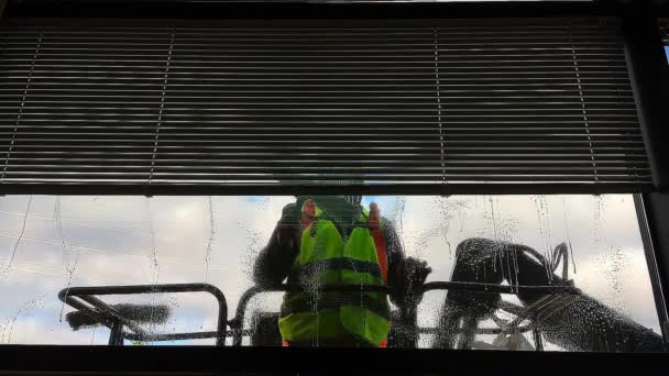 Männliche Arbeiter Tragen Psa Sicherheitsgurt Waschen Große Fenster Auf Teleskop — Stockvideo