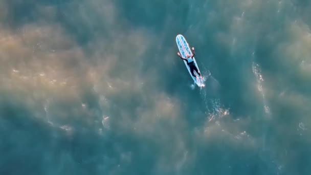 Dwóch Surferów Porannym Biegu Kiedy Połączysz Wschód Słońca Fale Jeziora — Wideo stockowe