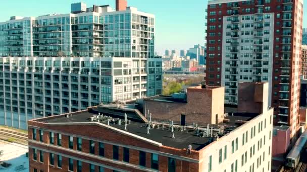住宅や商業施設を展示したシカゴの サウスループ の空中ビュー 遠くには世界的に有名な ウィリス タワー — ストック動画