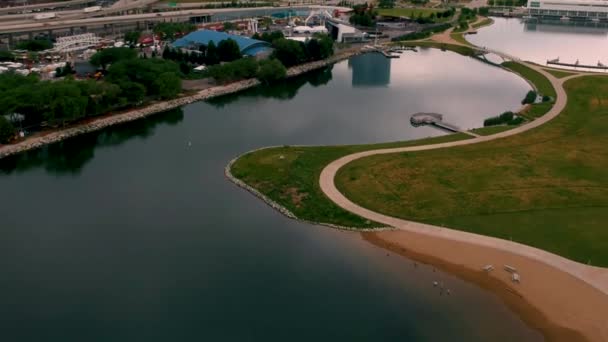 Michigan Gölü Açıklarında Küçük Bir Yarımadayı Gören Milwaukee Şehri — Stok video