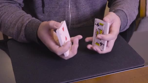 Nas Mãos Riffle Shuffle Com Cartas Jogo — Vídeo de Stock