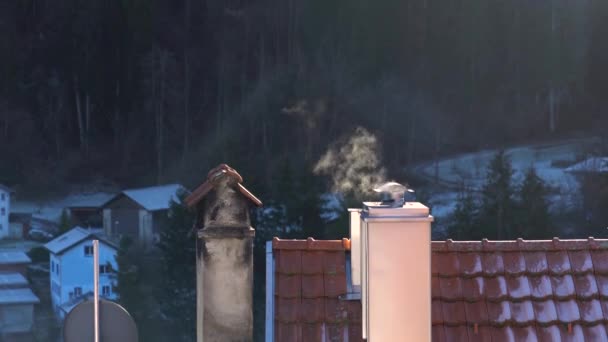 Soğuk Bir Kış Günü Çatıda Bacadan Duman Yükseliyor — Stok video