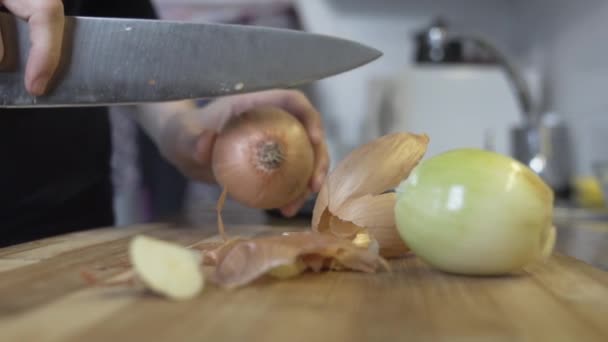 Tiro Câmera Lenta Como Cortar Topo Fundo Uma Cebola Limpar — Vídeo de Stock