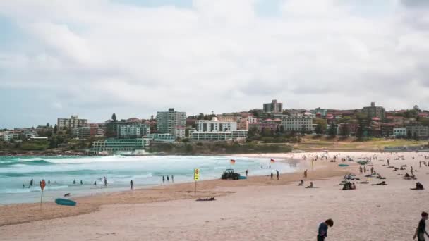 Časový Rozvrh Lidí Jižním Konci Bondi Beach Létě Ledovci Pozadí — Stock video