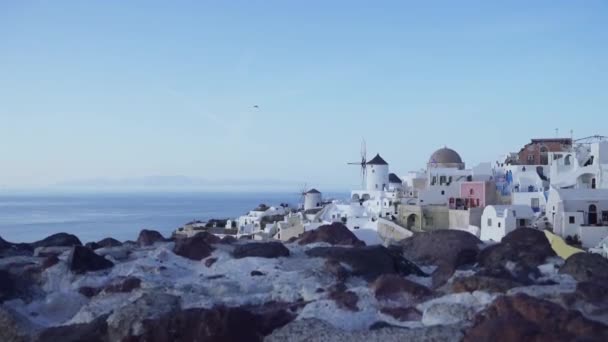 Sockelaufnahme Des Atemberaubenden Küstenortes Oia Auf Santorin Griechenland — Stockvideo