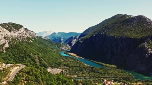 Hava Kamerası Güzel Bir Günde Destansı Bir Dağ Manzarasının Geniş — Stok video