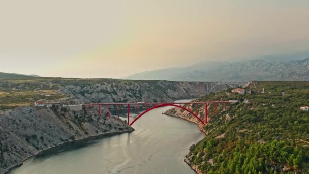 Широкая Воздушная Съемка Большого Красного Моста Красивом Горном Пейзаже Закате — стоковое видео