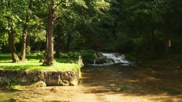 Cámara Lenta Movimiento Hacia Una Hermosa Pequeña Caída Agua Croacia — Vídeo de stock