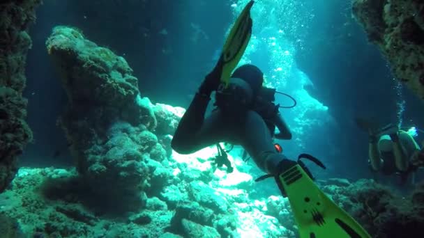 Vrouwelijke Duiker Zwemt Door Een Grot Het Blauwe Water Van — Stockvideo