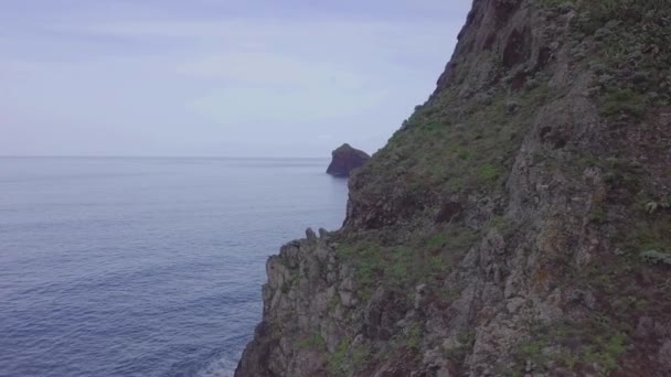 Nikt Ogromny Góra Ujawnia Odizolowane Skały Oceanie Atlantyckim Wysokiego Punktu — Wideo stockowe