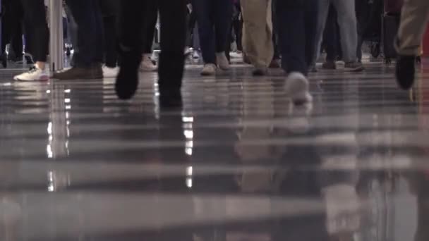 12月26日 シカゴのオヘア国際空港のターミナルを歩く群衆の足の低角度ビュー 最も忙しい日の1つ — ストック動画