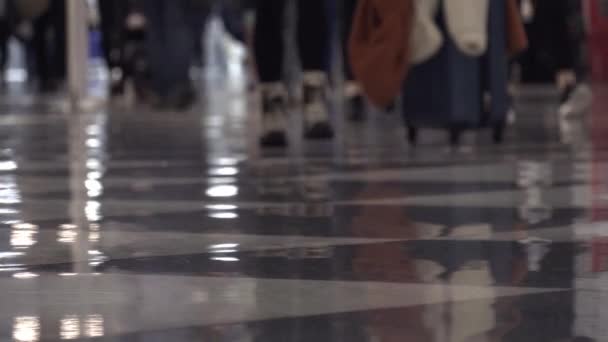 12月26日の空港ターミナルを歩く群衆の足の低角度ビュー 最も忙しい飛行日の1つ — ストック動画