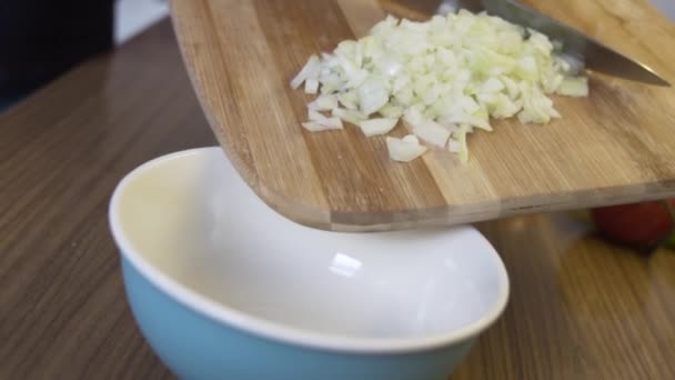 위에서 그릇에 양파를 음식을 준비하고 식사를 체중을 줄이는 동작을 — 비디오