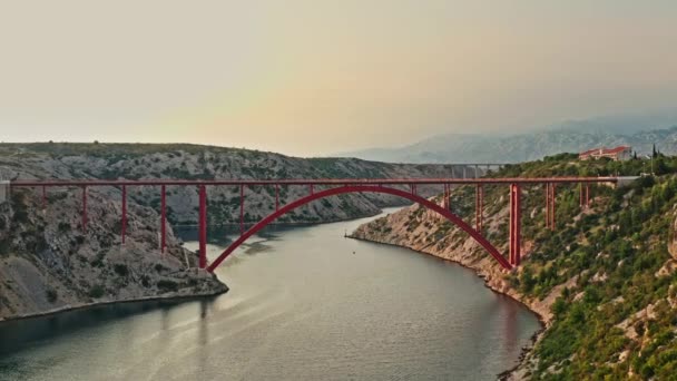 Gün Batımında Güzel Bir Dağ Manzarasında Büyük Kırmızı Bir Köprünün — Stok video
