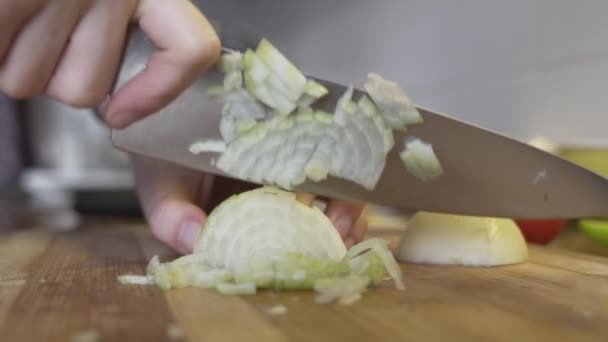 Cebolla Tiro Cámara Lenta Tabla Cortar Rodajas Con Cuchillo Dieta — Vídeos de Stock