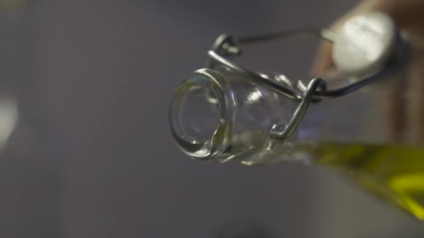 Близкий Снимок Бутылки Наливают Оливки Подсолнечное Масло — стоковое видео