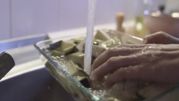 台所で シンクの上に飛び回る水 生の野菜を洗うとスローモーションを閉じるショット — ストック動画