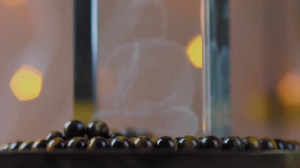 専用ガラス仏とチベット禅茶色のビーズにラックフォーカス — ストック動画