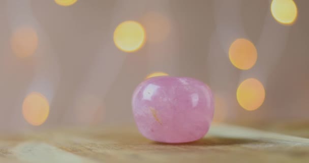 Piedra Preciosa Cuarzo Rosa Con Amor Propiedades Curativas Girando — Vídeo de stock